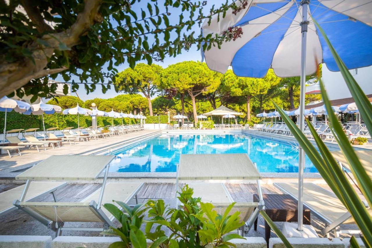 Hotel Al Cigno Lignano Sabbiadoro Exterior photo