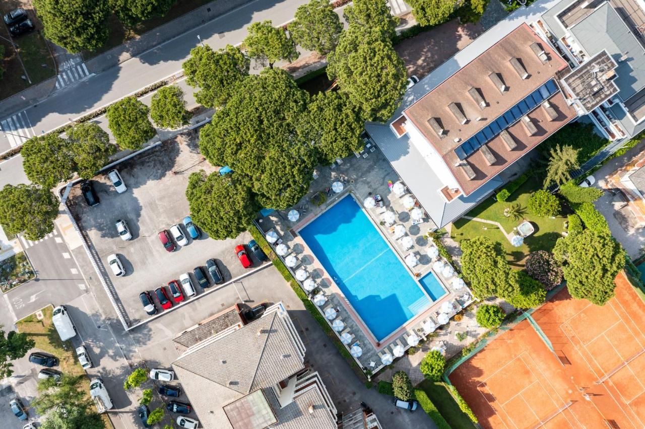 Hotel Al Cigno Lignano Sabbiadoro Exterior photo
