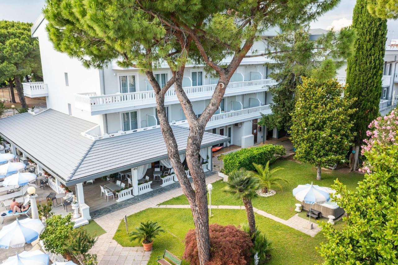 Hotel Al Cigno Lignano Sabbiadoro Exterior photo